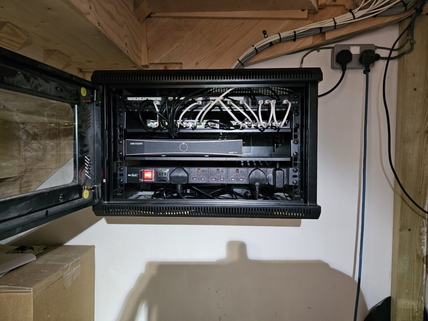 Data Cab with Ruijie switches