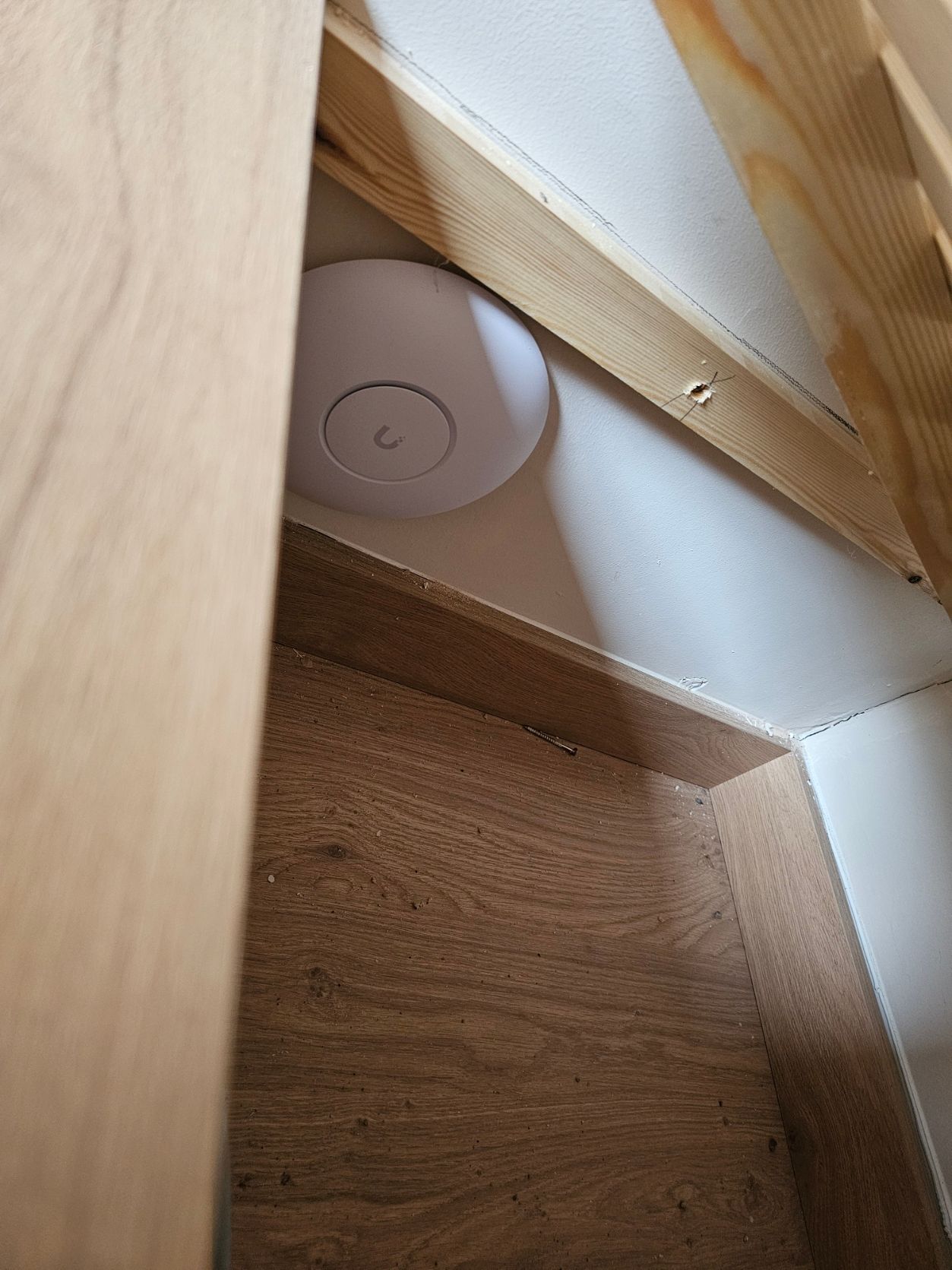 Unifi U7 access point